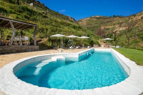 Straordinaria villa con piscina dallo stile unico