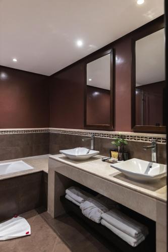 Premium Room, King Size Bed, Garden View image 2