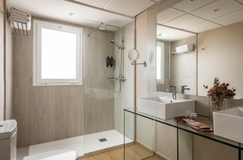 Bathroom, ALEGRIA Plaza Paris 4*Sup in Lloret De Mar