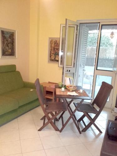 2 bedrooms apartement at Gaeta 300 m away from the beach with enclosed garden