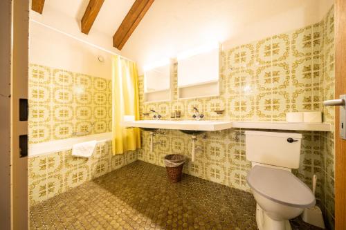 浴室, 6404 Geraeumige 2,5 Maisonette-Wohnung im Dachgeschoss mit Balkon und Blick auf den Inn in 塔拉斯普