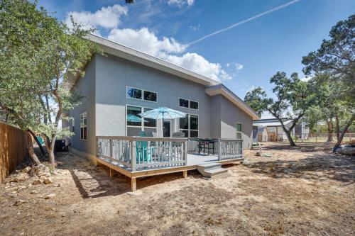 Modern Canyon Lake Vacation Home with Furnished Deck in Canyon Lake, USA