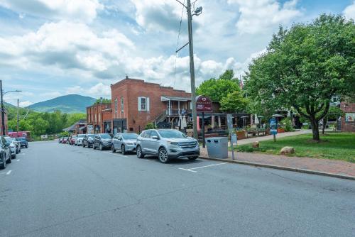 Cherry Street Loft (B) Pet-Friendly & In the Heart of Downtown Black Mtn!