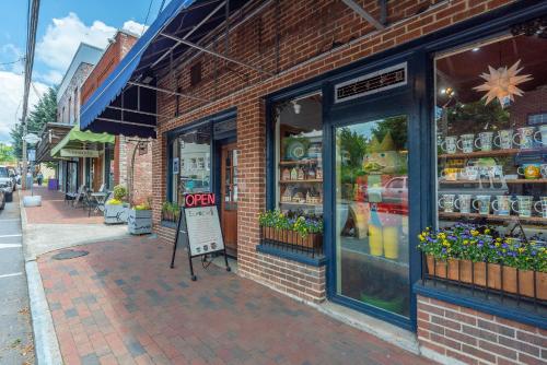 Cherry Street Loft (B) Pet-Friendly & In the Heart of Downtown Black Mtn!