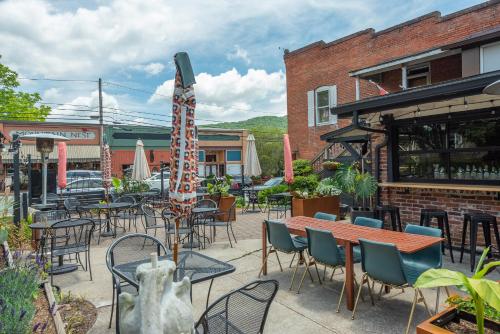 Cherry Street Loft (B) Pet-Friendly & In the Heart of Downtown Black Mtn!