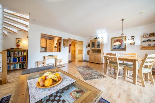 9404 Renovierte Maisonettewohnung im modernen Landhausstil und Balkon mit tollem Ausblick in Vulpera, Schweiz