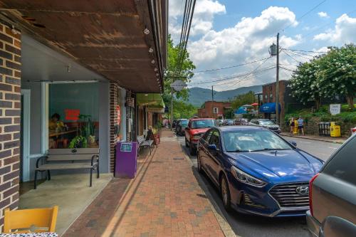 Cherry Street Loft (A) Pet-Friendly & In the Heart of Downtown Black Mtn!