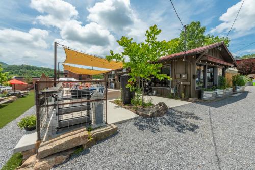 Cherry Street Loft (A) Pet-Friendly & In the Heart of Downtown Black Mtn!