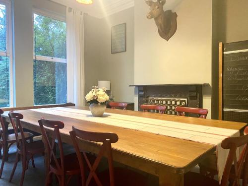 Lyndhurst - Victorian villa with heated pool in Huyton