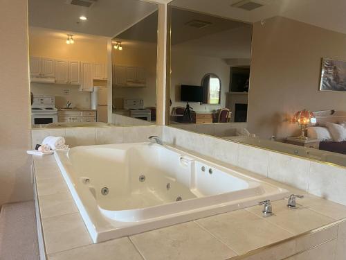 Queen Room with Spa Bath