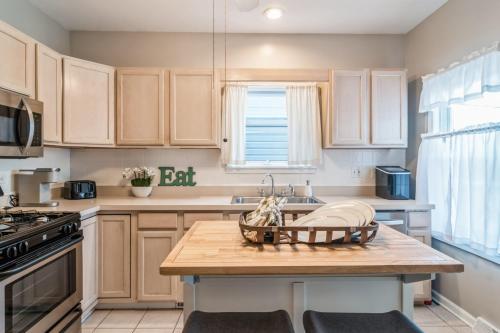 Pearly Gates l 3 Bed l Sleeps 5 l w 2-Car Garage in Oak Park