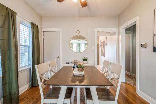 Pearly Gates l 3 Bed l Sleeps 5 l w 2-Car Garage in Oak Park