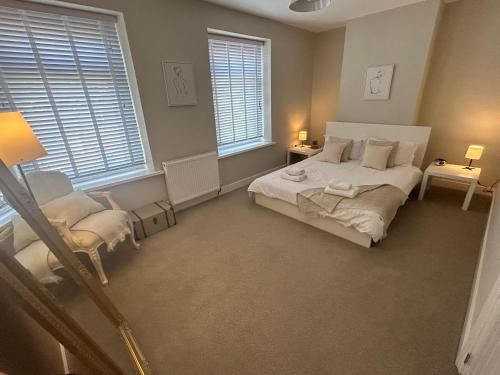 Newly renovated, hi-spec three bed, forest view home