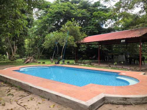 Espacio para camping en finca tradicional con piscina y parqueo