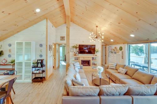 Orwell Cabin on Sunrise Lake with Private Dock and BBQ in Orwell, USA