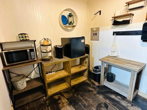 Acorn Hideaways Canton Gold Panner Bunkhouse King Bed in Canton, USA