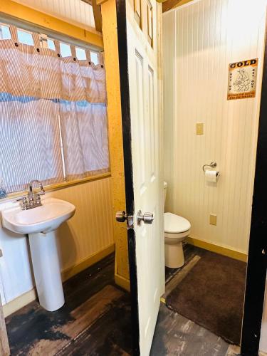 Acorn Hideaways Canton Gold Panner Bunkhouse King Bed in Canton, USA