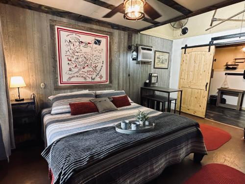 Acorn Hideaways Canton Gold Panner Bunkhouse King Bed in Canton, USA