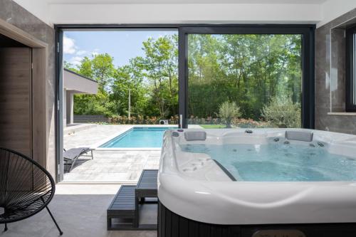 جاكوزي, Villa Alison Deluxe Junior with private spa and heated swimming pool in Zupanici
