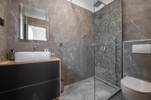 دش, Villa Alison Deluxe Junior with private spa and heated swimming pool in Zupanici