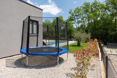 ملعب للأطفال, Villa Alison Deluxe Junior with private spa and heated swimming pool in Zupanici