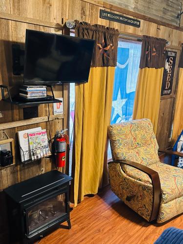 Acorn Hideaways Canton Cheerful Bluebonnet Suite Sleeps 5 in Canton, USA