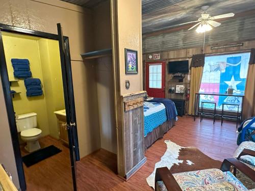 Acorn Hideaways Canton Cheerful Bluebonnet Suite Sleeps 5 in Canton, USA
