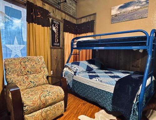 Acorn Hideaways Canton Cheerful Bluebonnet Suite Sleeps 5 in Canton, USA