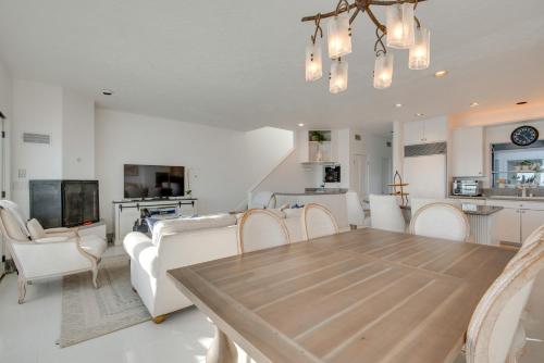 Beachfront Malibu House with 3 Decks Jacuzzi Sauna - image 14