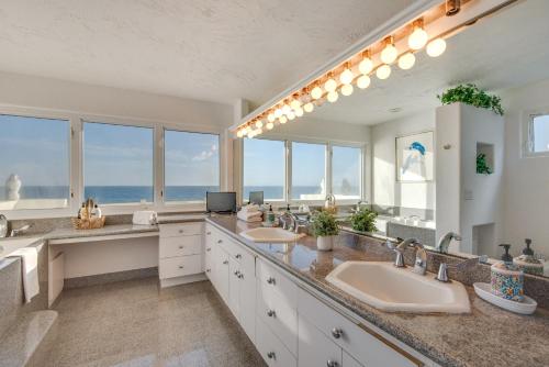 Beachfront Malibu House with 3 Decks, Jacuzzi, Sauna