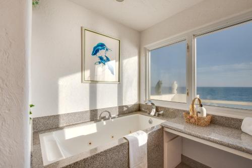 Beachfront Malibu House with 3 Decks, Jacuzzi, Sauna