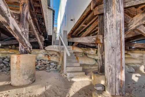 Beachfront Malibu House with 3 Decks, Jacuzzi, Sauna