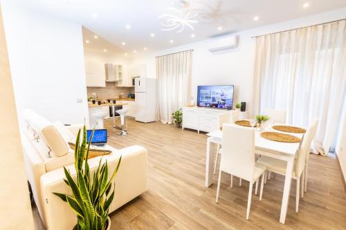 Noh Collection 2BDR apartment- Vatican Area, Рим (фото 3)