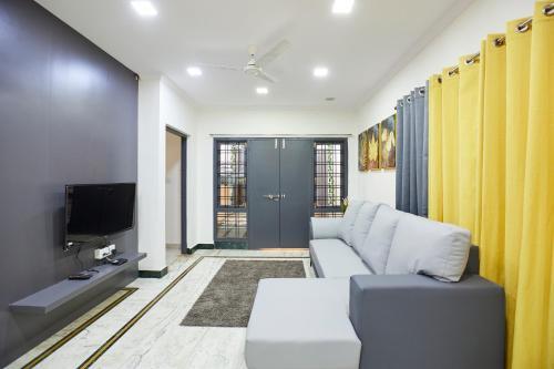 Stylish 1.5 BHK A/C at BanjaraHills Near CareHospitals