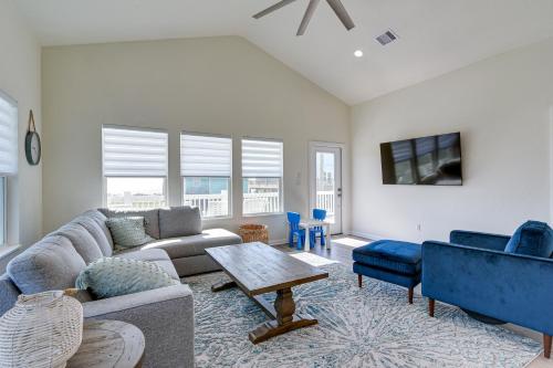 Walk to Ocean! Family-Friendly Crystal Beach Home, Crystal Beach