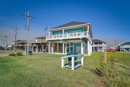Crystal Beach House with Deck, Steps to the Water! in Crystal Beach, USA