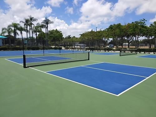 WEST PALM BEACH-Picklebll Court, Basketball Court, Heated Pool, Fire Pit in Lake Worth, USA
