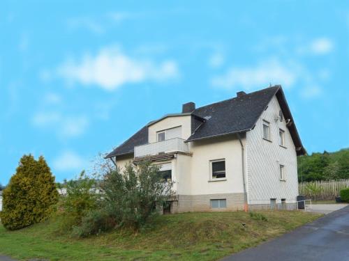 Cozy Apartment in Neumagen Dhron near Lake Mosel with Garden