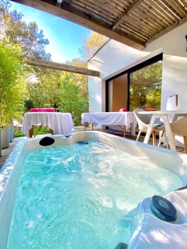 Chambres avec Jacuzzi privatif - Kassiopée Bed & Spa 2