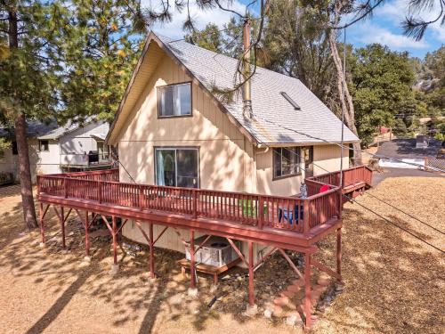 Huckleberry Cabin - Pet Friendly with Big Deck home
