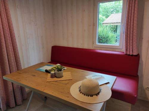 Camping le Rouge Gorge **** 10' Puy du Fou Room Type - Chalet ECO 1 Bedroom 2/4 People