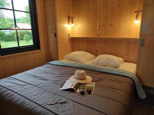 Camping le Rouge Gorge **** 10' Puy du Fou Room Type - Three-Bedroom Chalet
