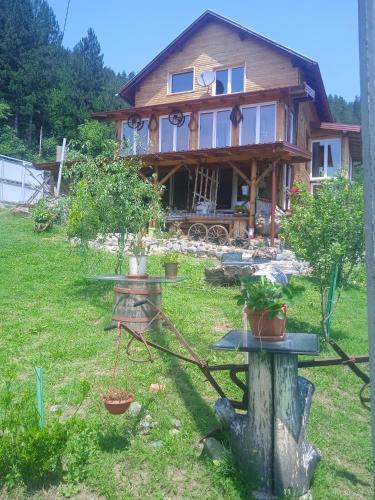 4 bedrooms house with enclosed garden and wifi at Vozuca