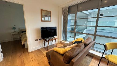 Modern Stylish 1 Bedroom Flat - image 14