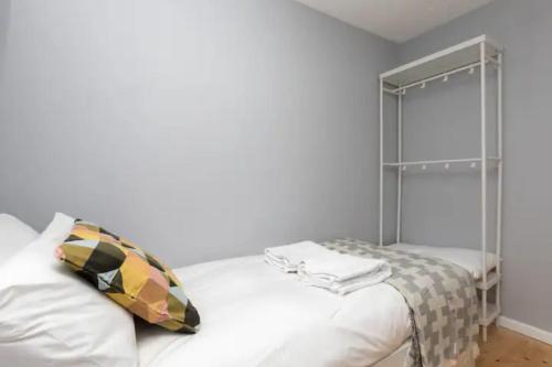 Newly Refurbished 2BD Flat wParking - Peckham! - image 11