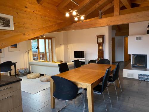 Koplietošanas atpūtas telpa ar TV, Attic in the Alps in Luzein