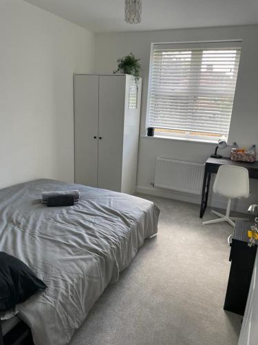 Central 2-Bed Flat: Ideal for Nurses, Contractors, Relocators - Free WiFi & Parking