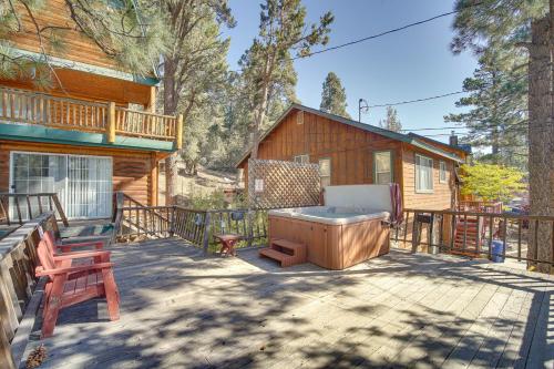 Quaint Big Bear Home with Hot Tub 4 Mi to Skiing! in Big Bear City, USA
