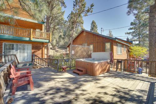 Spacious Big Bear Home with Hot Tub 4 Mi to Skiing!