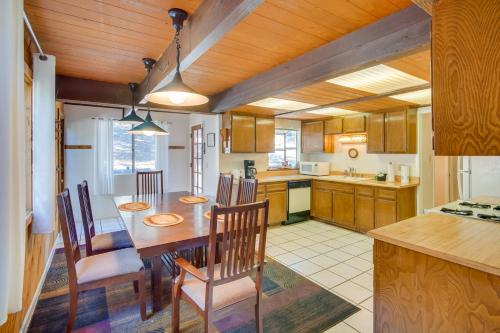 Quaint Big Bear Home w/ Hot Tub: 4 Mi to Skiing! in 大貝爾城 (CA)